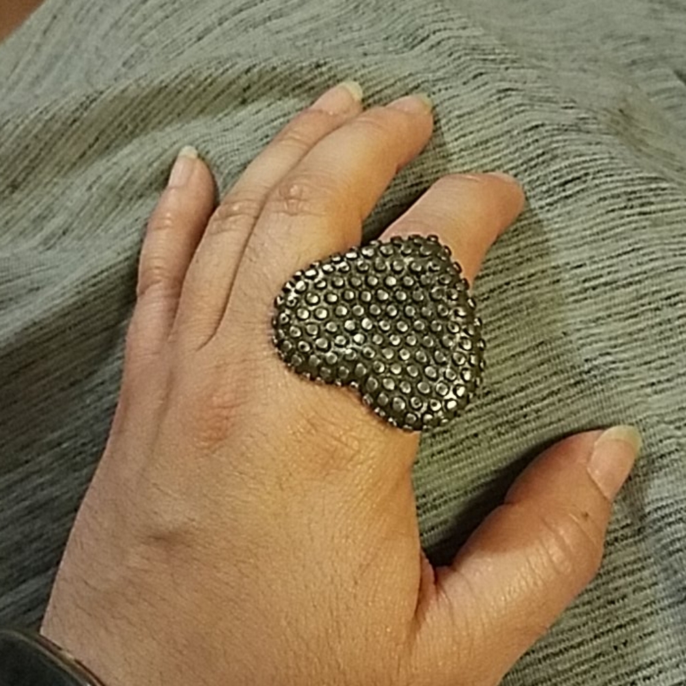 Silver stretchy heart ring - Picture 4 of 4